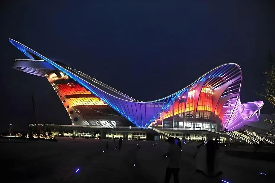 How to choose LED transparent screen in shopping malls