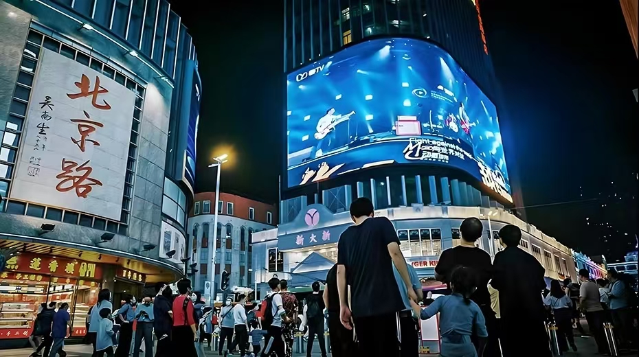 How to choose the resolution of outdoor LED display with advertising analysis benefits