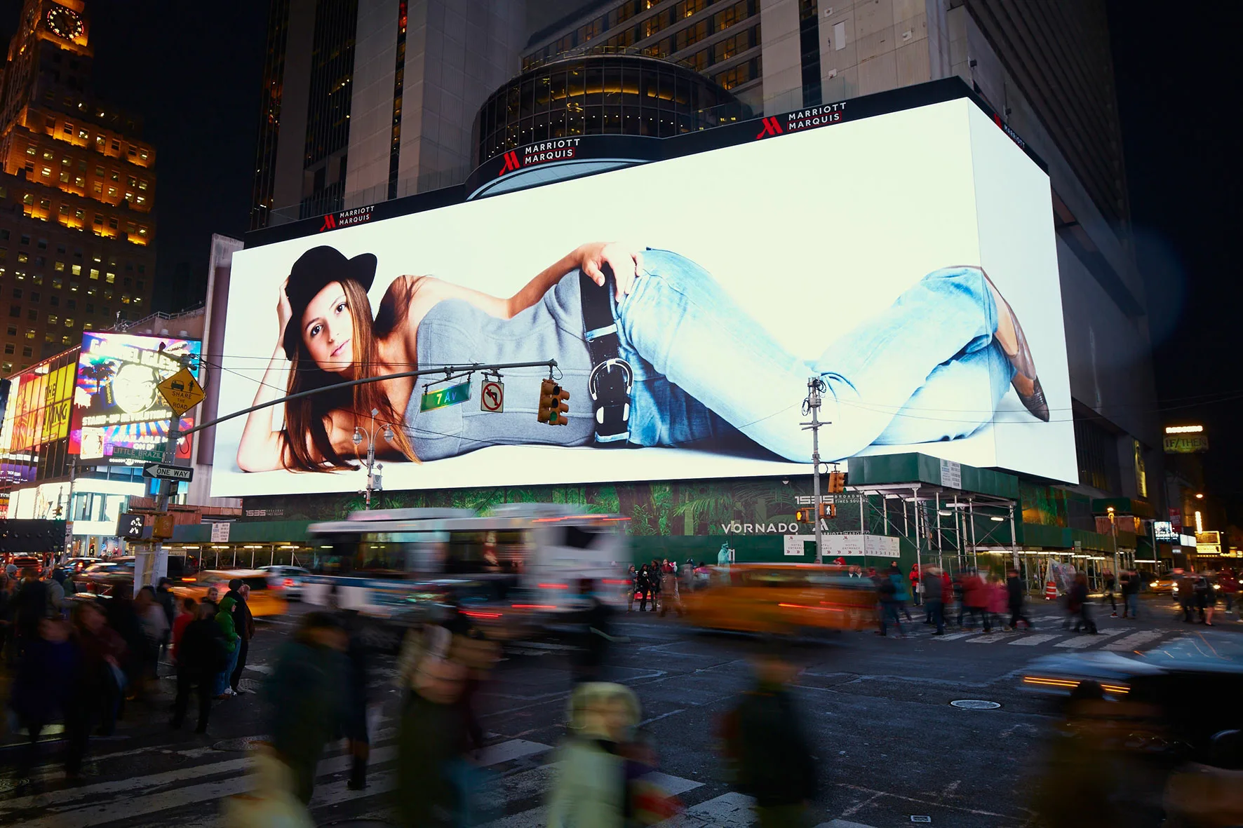 Outdoor naked eye 3D display, the perfect collision of technology and art!