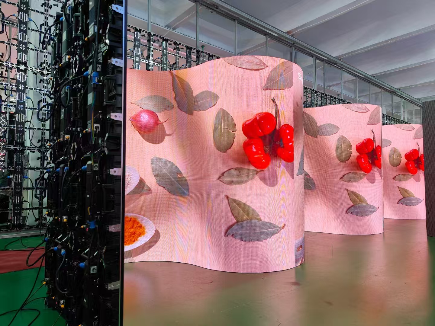 Subverting traditional stage visual effects! LED flexible screen opens the "new species era" of comm Subverting traditional stage visual effects! LED flexible screen opens the "new species era" of comm