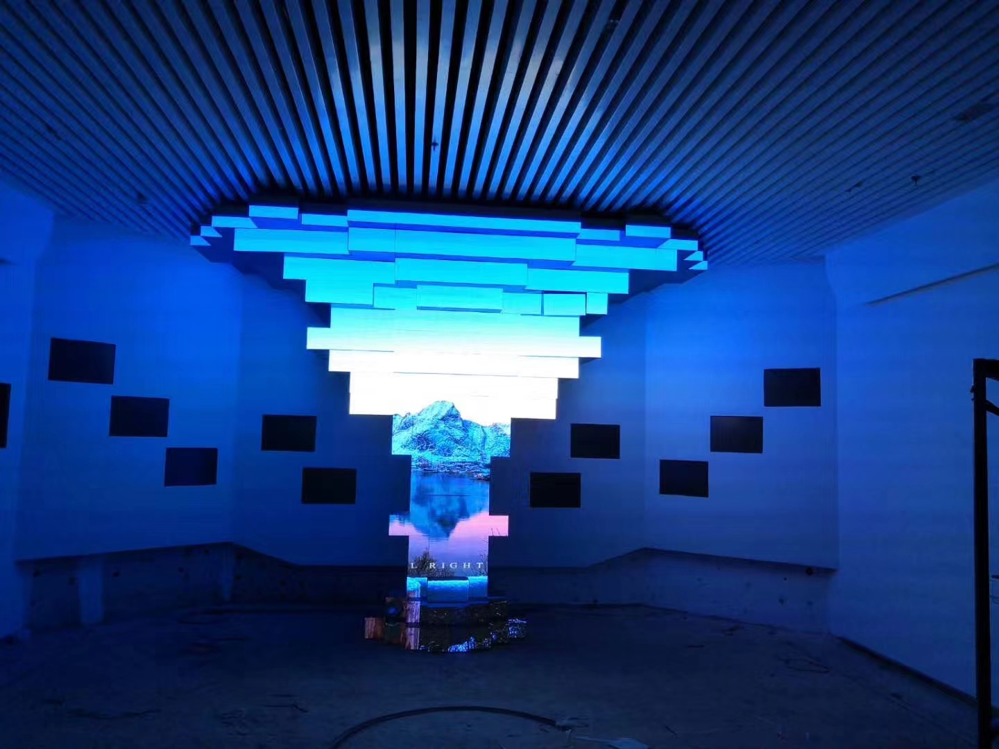 Regarding the future market trend of LED special-shaped screens, how should we choose