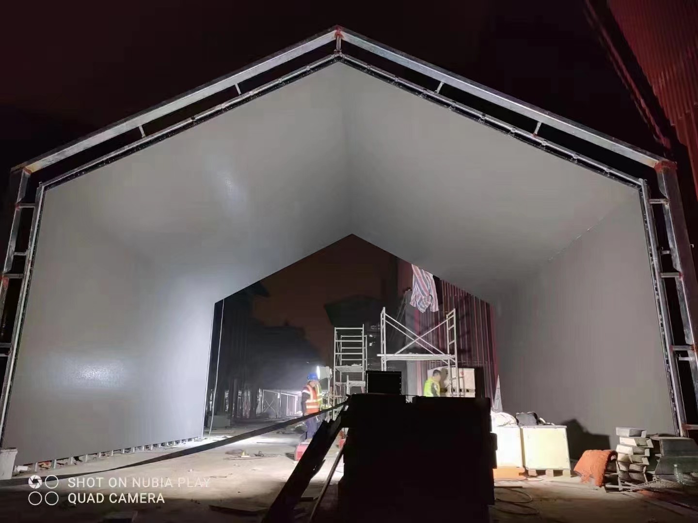 The outdoor space was transformed into a dreamy LED space, sweeping the screen overnight The outdoor space was transformed into a dreamy LED space, sweeping the screen overnight