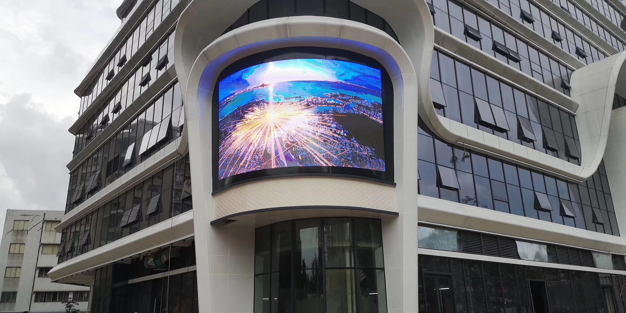 Outdoor LED Screens- High Cost-Effectiveness Illuminates Business Value Outdoor LED Screens- High Cost-Effectiveness Illuminates Business Value