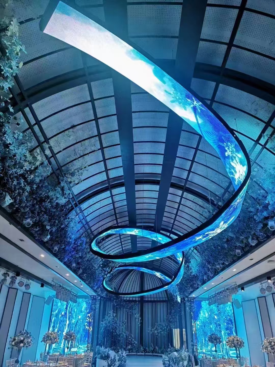 LED Flexible Ribbon Screens，A Commercial Poetry of Dancing Light and Shadow