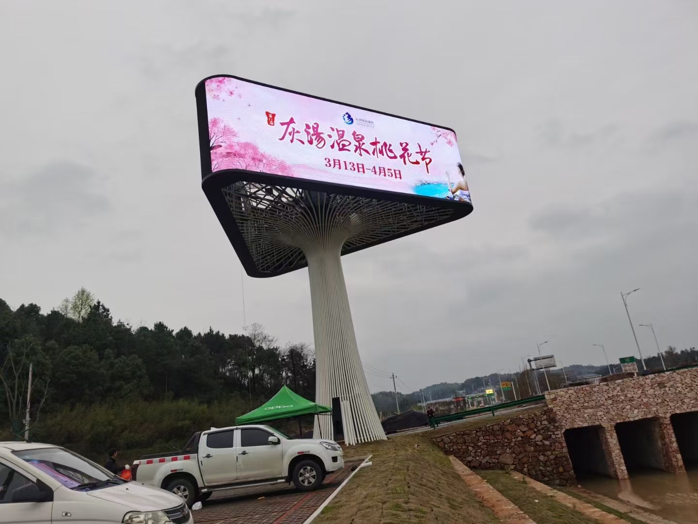 Hunan outdoor P5 three-sided LED display