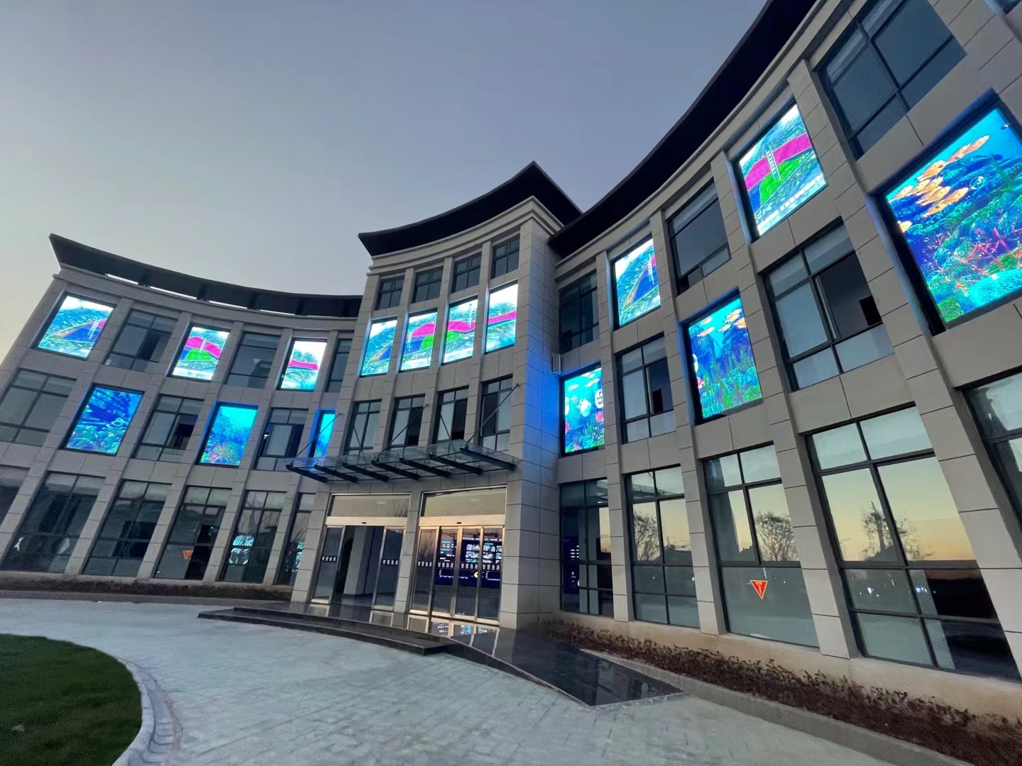 The Outstanding Advantages of the Front Flip Cover Design for Outdoor LED Screens