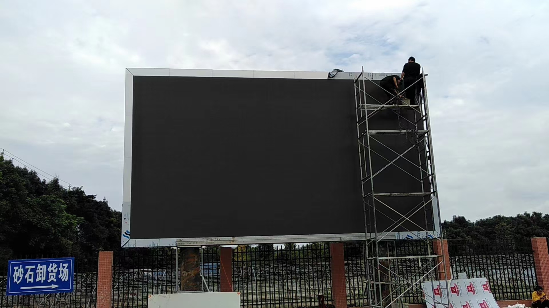 The Design Advantages and Application Value of LED Outdoor Pillar Screens